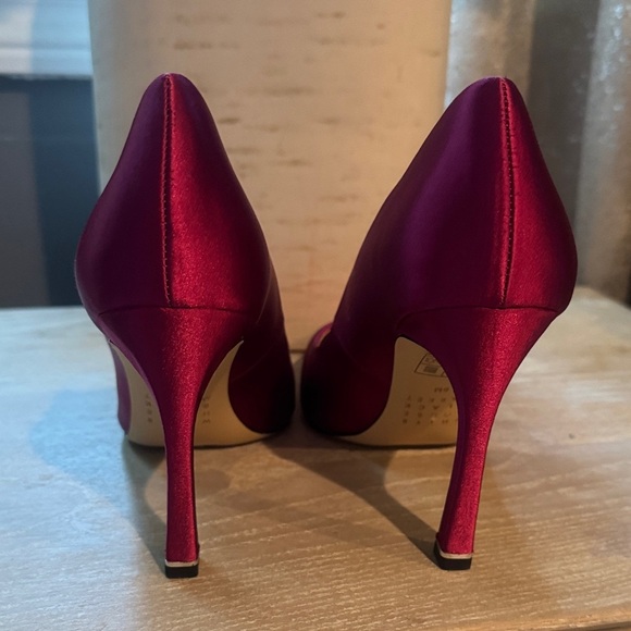 White House Black Market Fuchsia Satin Heels - Picture 5 of 7